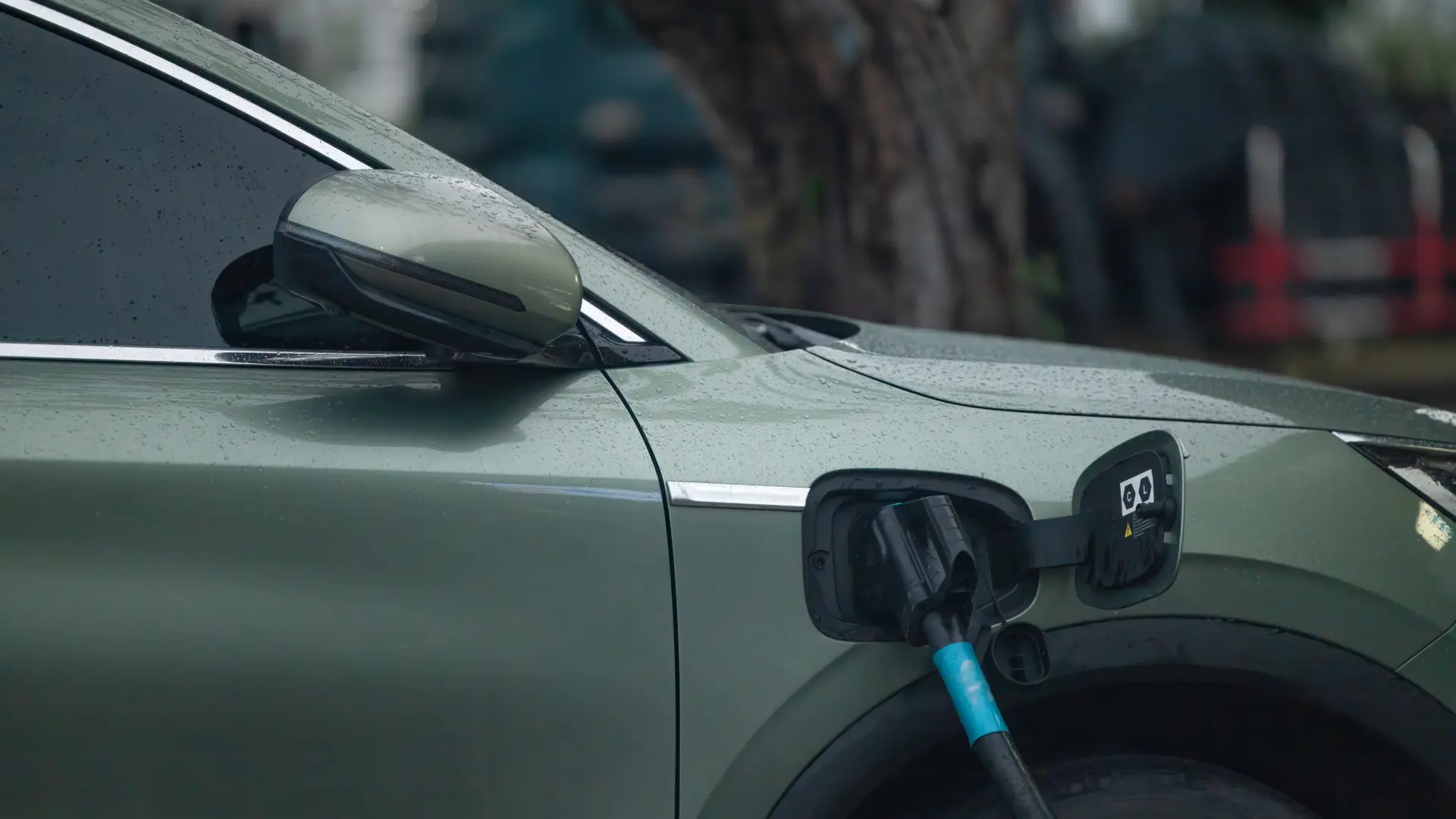 Primer plano de un conector de carga en un vehículo eléctrico